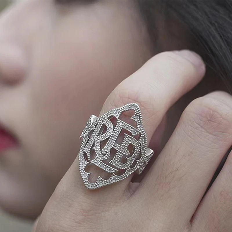 Anillo clásico Unisex con personalidad Hip Hop Rap de lujo con letras rojas Taylor, anillos de piedra de cristal, accesorios de joyería ajustables - Image 5